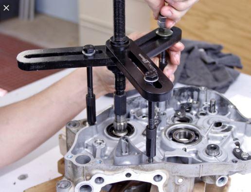 CRANK CASE SPLITTER TOOL, WITH RED STORAGE BOX