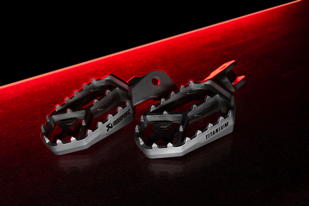AKRAPOVIČ NEW LIGHTWEIGHT TITANIUM ADVENTURE FOOTPEG SET - AKRAPOVIC AKRO