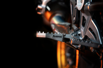 AKRAPOVIČ NEW LIGHTWEIGHT TITANIUM ADVENTURE FOOTPEG SET - AKRAPOVIC AKRO