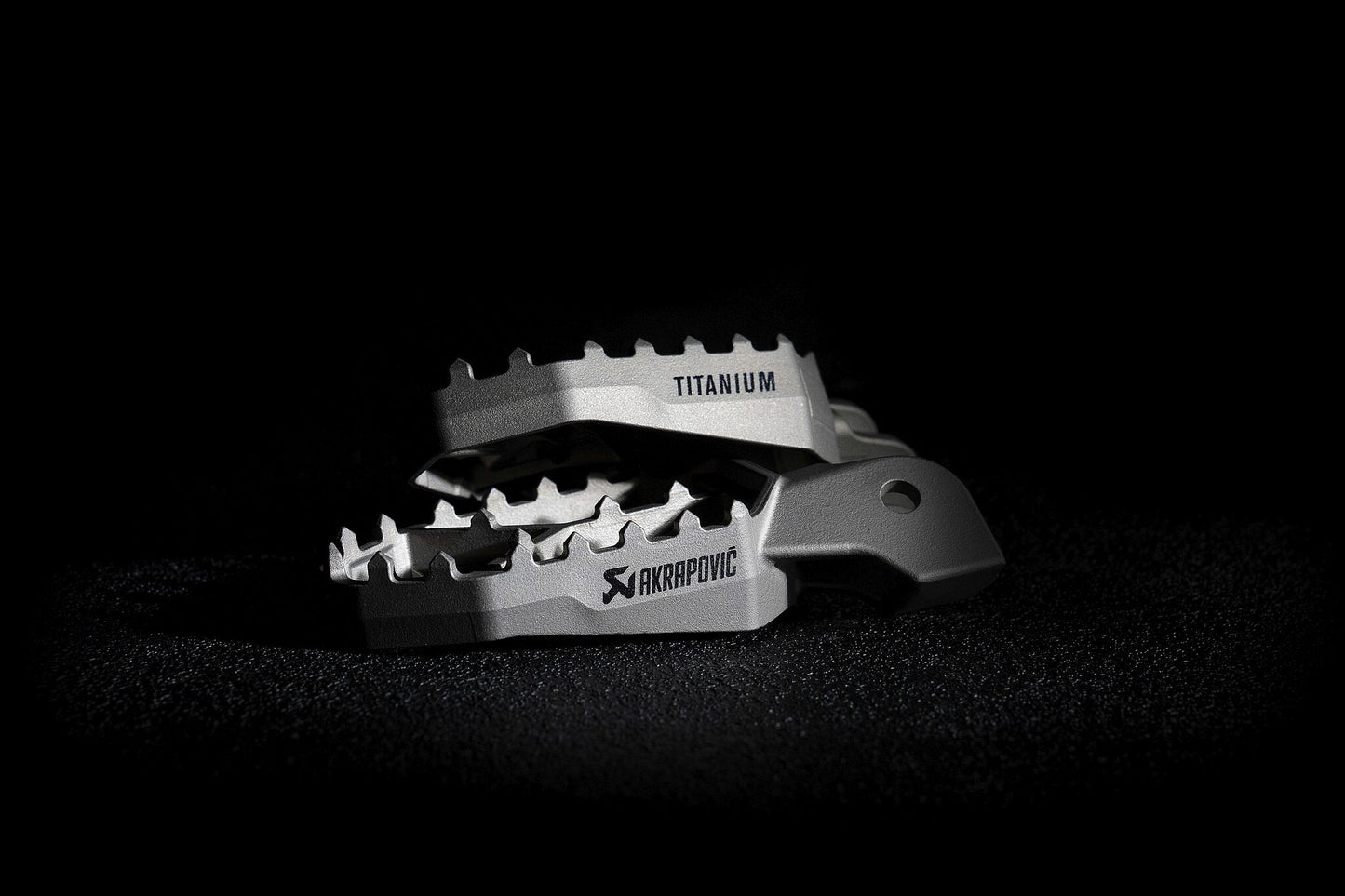 AKRAPOVIČ NEW LIGHTWEIGHT TITANIUM ADVENTURE FOOTPEG SET - AKRAPOVIC AKRO