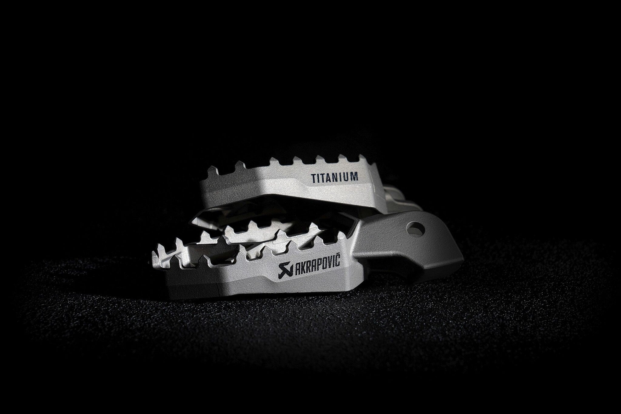 AKRAPOVIČ NEW LIGHTWEIGHT TITANIUM ADVENTURE FOOTPEG SET - AKRAPOVIC AKRO