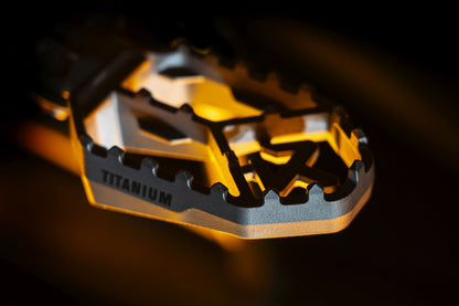 AKRAPOVIČ NEW LIGHTWEIGHT TITANIUM ADVENTURE FOOTPEG SET - AKRAPOVIC AKRO