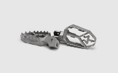 AKRAPOVIČ NEW LIGHTWEIGHT TITANIUM ADVENTURE FOOTPEG SET - AKRAPOVIC AKRO