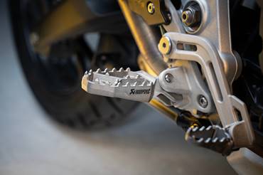 AKRAPOVIČ NEW LIGHTWEIGHT TITANIUM ADVENTURE FOOTPEG SET - AKRAPOVIC AKRO