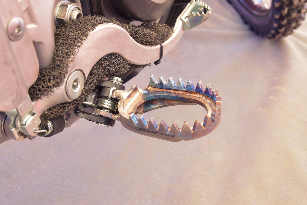 TITANIUM ANTI-MUD FOOTPEGS 02-26 HONDA CR CRF AFRICA TWIN 125 150 250 300 450 1000 1100 SCAR S2516AM