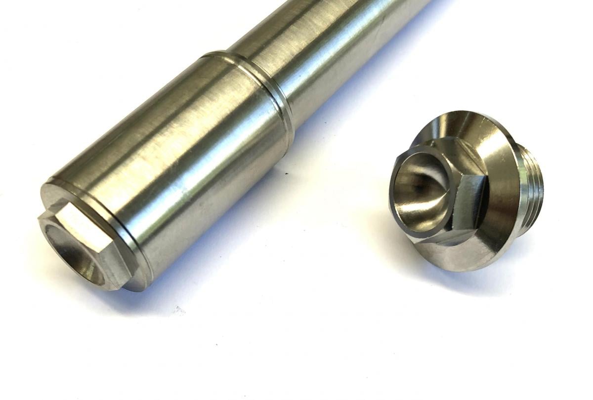 KTM NEW FRONT SPINDLE & NUT M20x1.5, TITANIUM GR5 79109081033 / 70009082000, FIR-BARND / GRADE 5