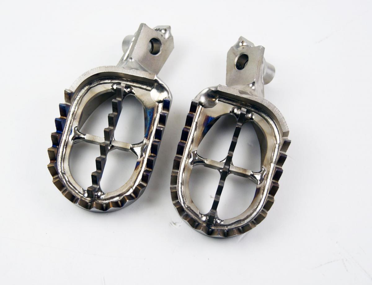 TITANIUM FOOTPEGS GRIPPER 08-26 SUZUKI RM-Z RMX-Z 250 450 60mm WIDE SCAR S4516
